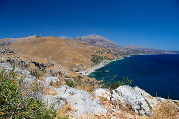 Wakacje i relaks nad morzem w Grecji, piękna piaszczysta plaża Preveli, rzeka i egzotyczny las palmowy, niebieskie niebo, klimat śródziemnomorski, wyspa Kreta, Grecja © anettastar