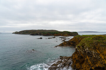 L’île de l’Aber reliée à la presqu’île de Crozon par un tombolo, au niveau de la Pointe de Raguenez.