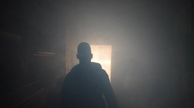 Silhouette hinter dichtem Rauch