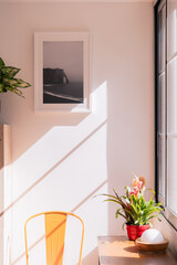 tableau sur un mur avec soleil à la fenêtre