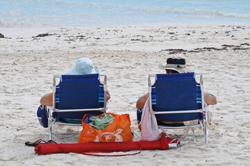 in spiaggia seduti sui nostri lettini
