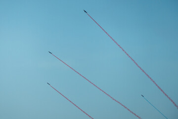 Trainées rouges et bleues laissées par les Alpha jet de la Patrouille de France