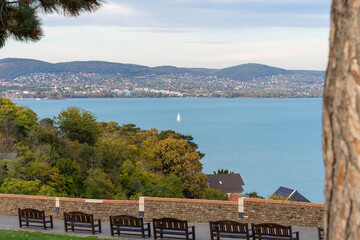Obraz premium A sailing ship on Lake Balaton in the autumn sunlight with Balatonfüred in the background