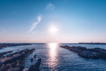 城ヶ島　水平線に沈む夕日と岩礁