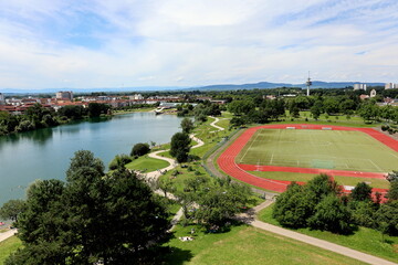 Seeparkgelände in Freiburg im Sommer