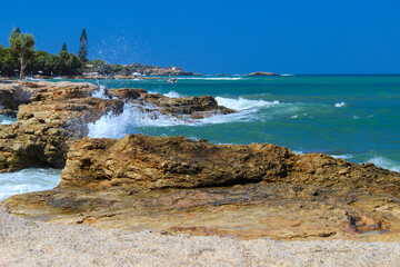 Krajobraz morski w Hersonissos, lazurowe morze i niebieskie niebo, tapeta. Wybrzeże greckiej wyspy, egzotyczna wyspa Kreta, wypoczynek i relaks, wakacyjne tło © anettastar