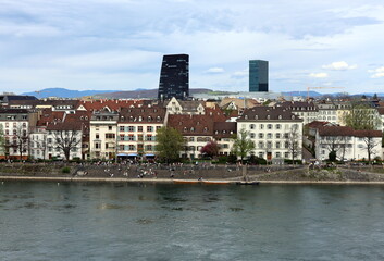 Rheinufer in Kleinbasel im Frühling