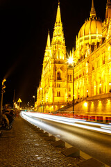 Obraz premium Parileament or Hungary and the light strips