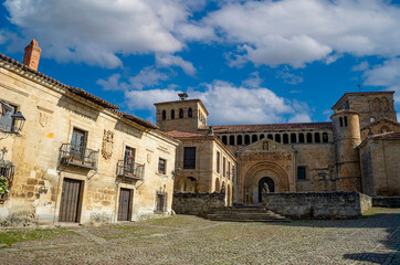 Fototapeta premium Abbot Francisco Navarro Square with the Romanesque collegiate church of Santa Juliana in Santillana del Mar, Cantabria, Spain