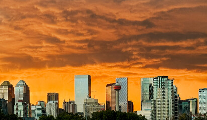 Obraz premium Stormy skies highlighting the Calgary skyline before a thunderstorm at sunset in July