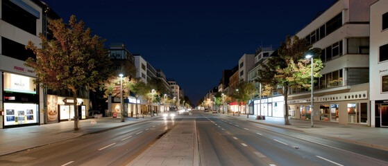Naklejka premium Vibrant Nightlife in the City Neon Lights and Bustling Streets. Capturing the Dynamic Energy and Colorful Illumination of Urban Nightlife in a Modern Cityscape Brainstorming Magazine Background