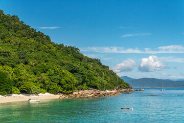 Naklejka premium Picturesque tropical coral beach with turquoise water on Fitzroy Island. It is a continental island southeast of Cairns, Queensland, Australia.