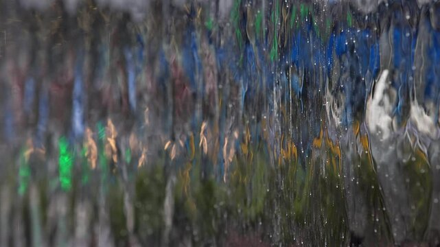Stra&szlig;enverkehr spiegelt sich auf einer Metalloberfl&auml;che,&Ouml;sterreich,