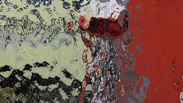 Stra&szlig;enverkehr spiegelt sich auf einer Metalloberfl&auml;che,&Ouml;sterreich,