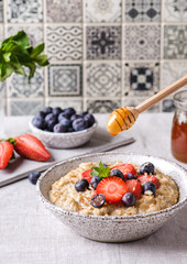 oatmeal porridge with berries and honey