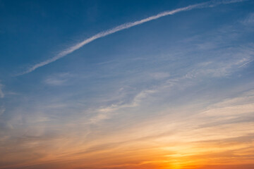 飛行機雲と夕空
