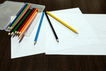 12色の色鉛筆と白い紙