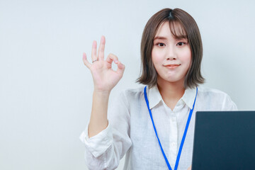 OKサインを出す若い女性スタッフ