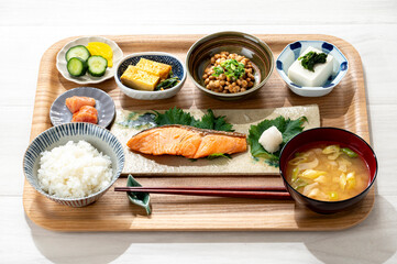 栄養バランスの取れた健康的な和食の朝食