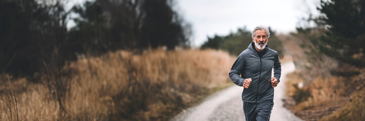 Obraz premium Senior man going for a run