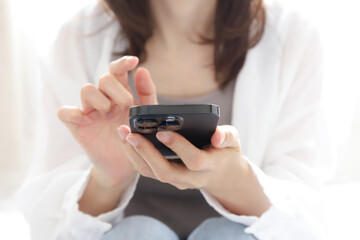 スマホを使う女性の手元