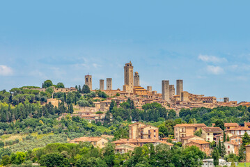 Naklejka premium scenic view to tuscian village of San Gemignano,