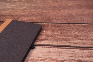 agenda mesa  azul cerrada diario
