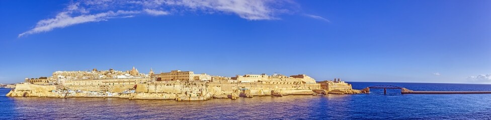 Fototapeta premium Panoramic picture of the entrance to the harbor of the Maltese capital Valetta