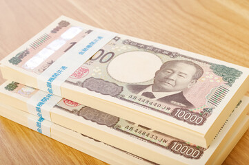 大量の一万円札の札束