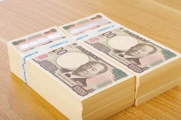 大量の一万円札の札束