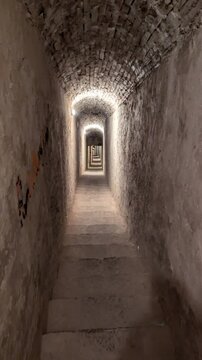 Tunnel medievale dal torrione alla fortezza a Cagli nelle Marche in Italia