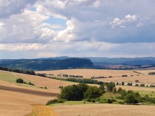 Obraz premium Eine Wanderung zum Aussichtsturm Rüdigsdorfer Schweiz bei Rüdigsdorf mit Blicken zum Mühlberg und dem kohnstein in niedersachswerfen und der Ruine Hohnstein