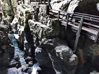 Morigerati - Scorcio della grotta dal ponticello