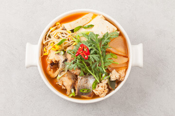  A spicy food made by boiling winter vegetables with radish, vegetables, tofu, and various seasonings.