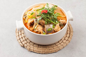  A spicy food made by boiling winter vegetables with radish, vegetables, tofu, and various seasonings.