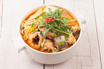  A spicy food made by boiling winter vegetables with radish, vegetables, tofu, and various seasonings.
