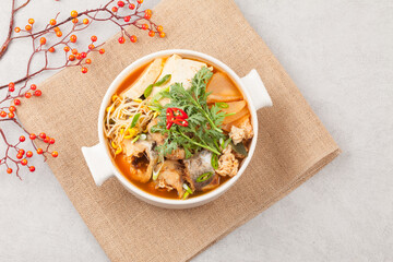  A spicy food made by boiling winter vegetables with radish, vegetables, tofu, and various seasonings.