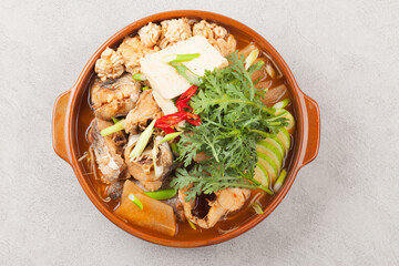  A spicy food made by boiling winter vegetables with radish, vegetables, tofu, and various seasonings.