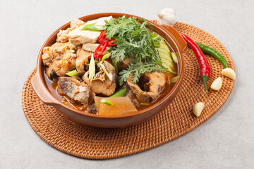  A spicy food made by boiling winter vegetables with radish, vegetables, tofu, and various seasonings.