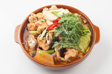  A spicy food made by boiling winter vegetables with radish, vegetables, tofu, and various seasonings.