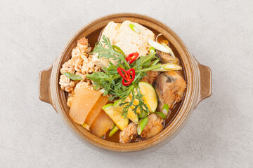  A spicy food made by boiling winter vegetables with radish, vegetables, tofu, and various seasonings.
