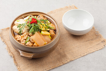  A spicy food made by boiling winter vegetables with radish, vegetables, tofu, and various seasonings.