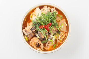  A spicy food made by boiling winter vegetables with radish, vegetables, tofu, and various seasonings.