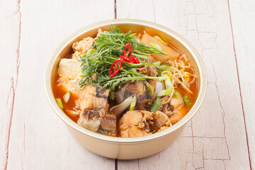  A spicy food made by boiling winter vegetables with radish, vegetables, tofu, and various seasonings.