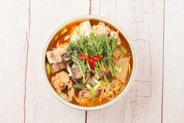 A spicy food made by boiling winter vegetables with radish, vegetables, tofu, and various seasonings.