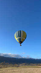 Obraz premium Globo aeroestático sobre lallanura de los pirineos españoles