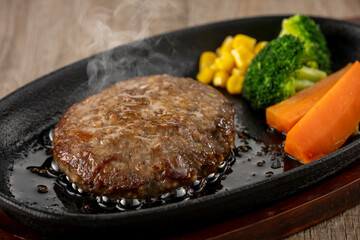 熱々のハンバーグステーキ