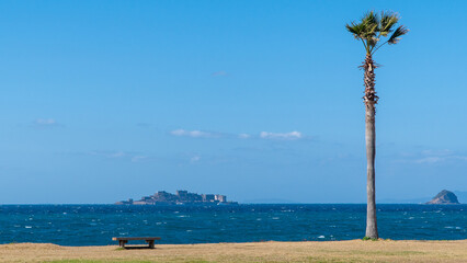 長崎の世界遺産軍艦島とヤシの木