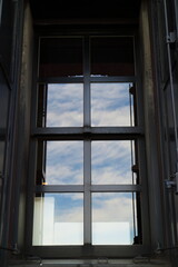 古い窓に写る空