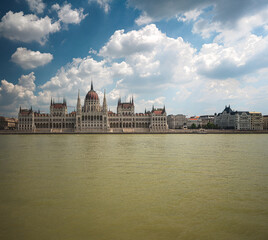 Obraz premium Famous Hungarian Parliament in summer with nice sky